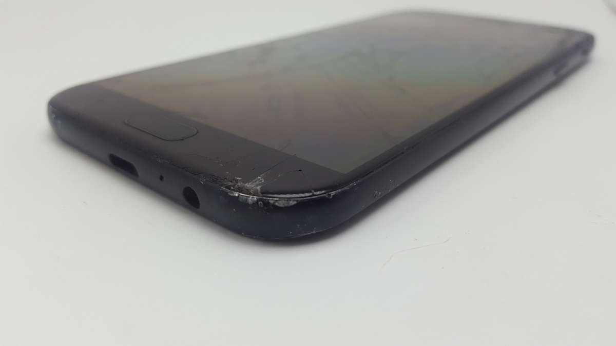 Samsung Galaxy A7 Black 32GB - 2017 Model(SM-A720f) - Cracked Screen - Great for Parts!