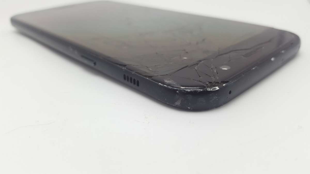 Samsung Galaxy A7 Black 32GB - 2017 Model(SM-A720f) - Cracked Screen - Great for Parts!