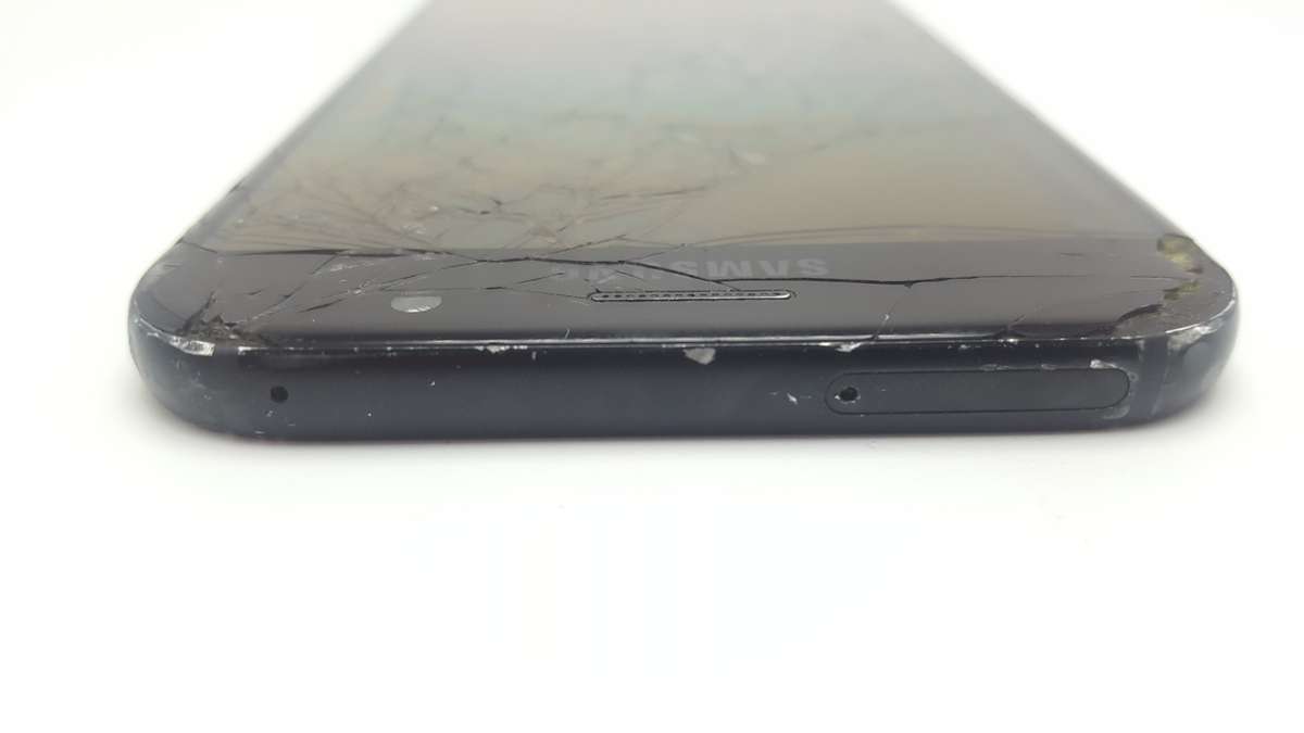 Samsung Galaxy A7 Black 32GB - 2017 Model(SM-A720f) - Cracked Screen - Great for Parts!