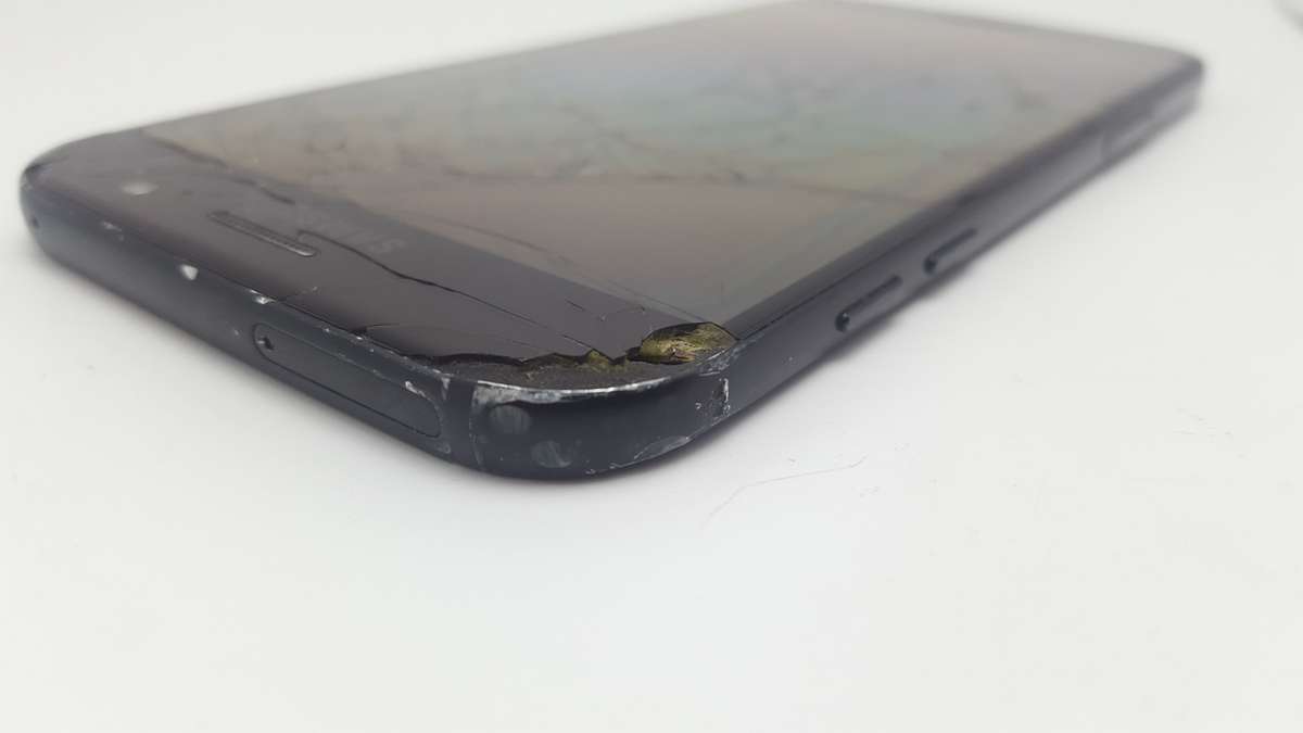 Samsung Galaxy A7 Black 32GB - 2017 Model(SM-A720f) - Cracked Screen - Great for Parts!