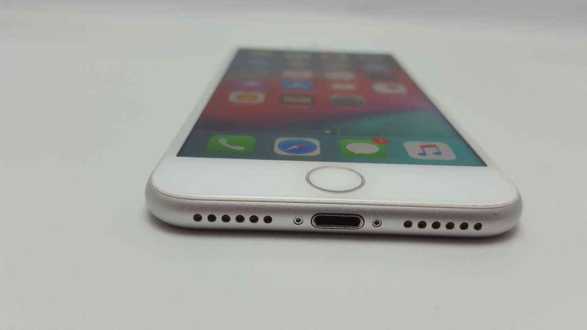 iPhone 7 Silver 128GB - Great Condition - Amazing Value! (6 Month Warranty)