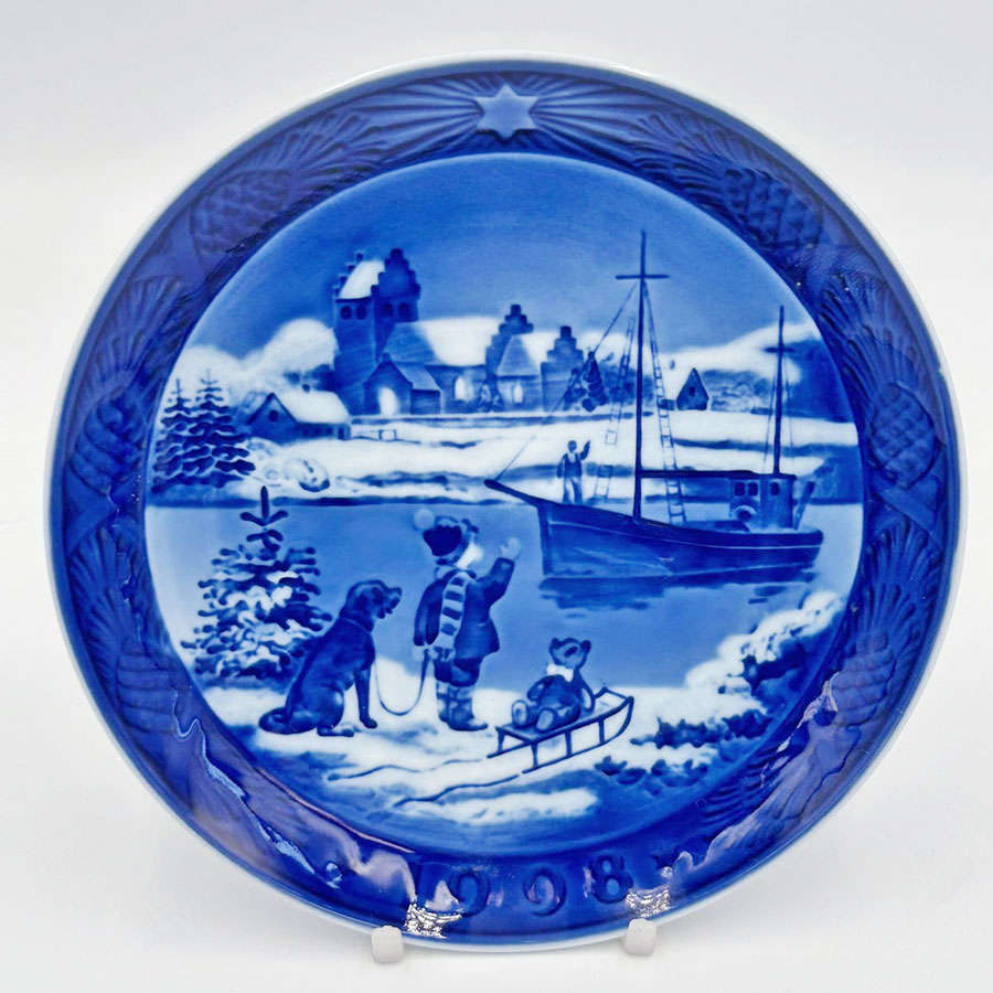 Royal Copenhagen Welcome Home Christmas Plate 1998