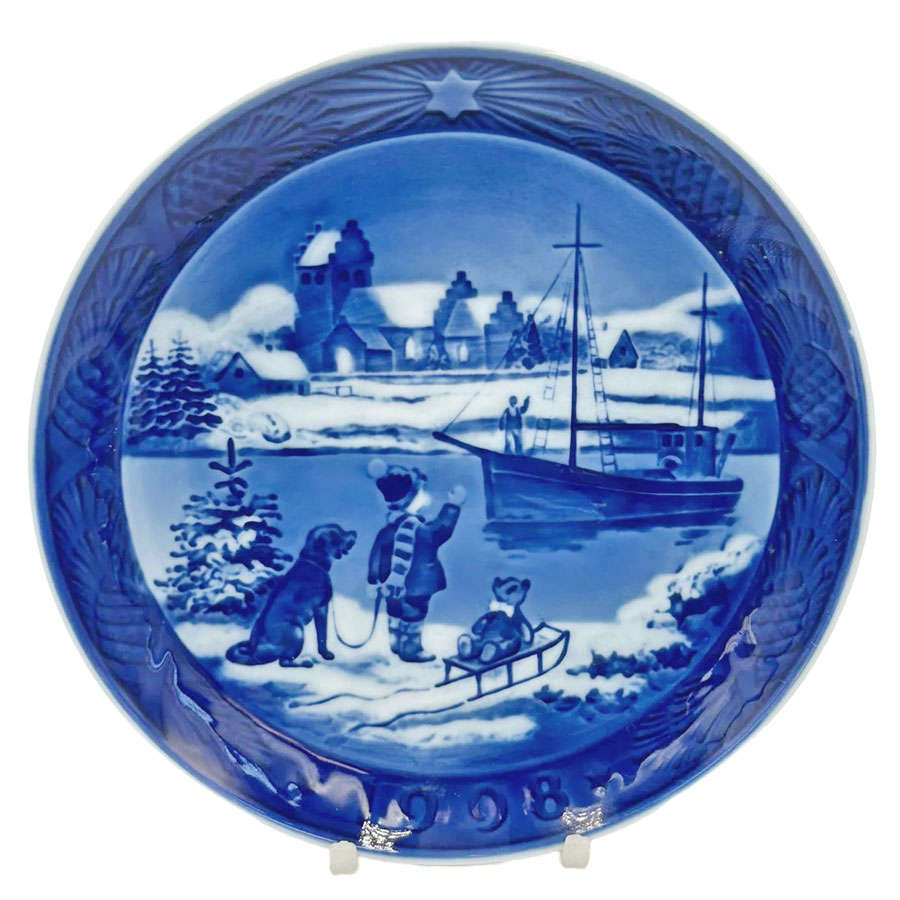 Royal Copenhagen Welcome Home Christmas Plate 1998