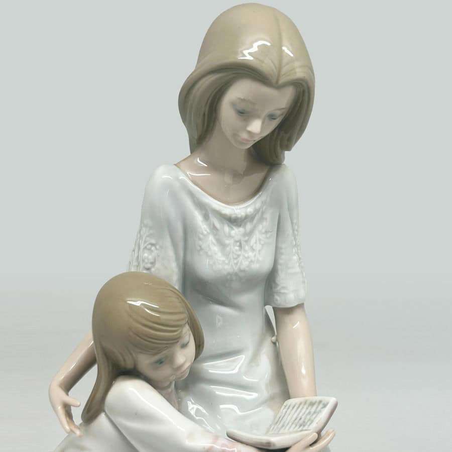 Lladro Daisa Figurine A Bedtime Story 5457