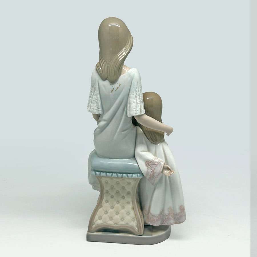 Lladro Daisa Figurine A Bedtime Story 5457