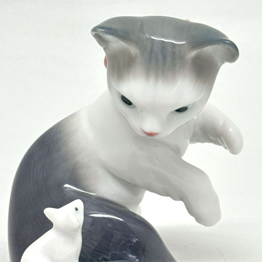 Lladro Daisa Seated Cat With Mouse On Tail 5236