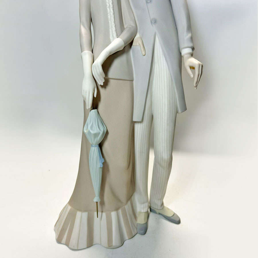 Lladro Figurine Edwardian Couple With Top Hat and Umbrella 130