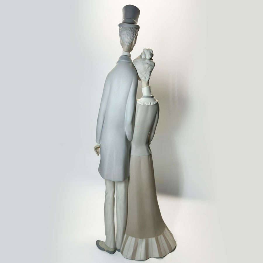 Lladro Figurine Edwardian Couple With Top Hat and Umbrella 130
