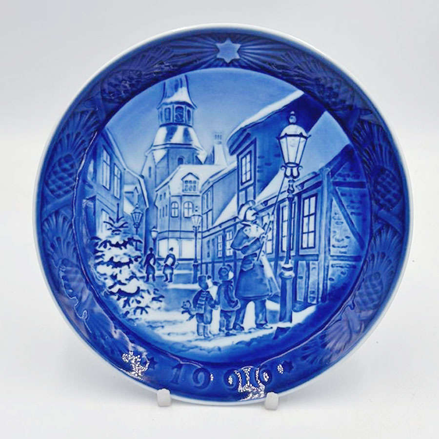 Royal Copenhagen Lighting The Lights Christmas Plate 1996