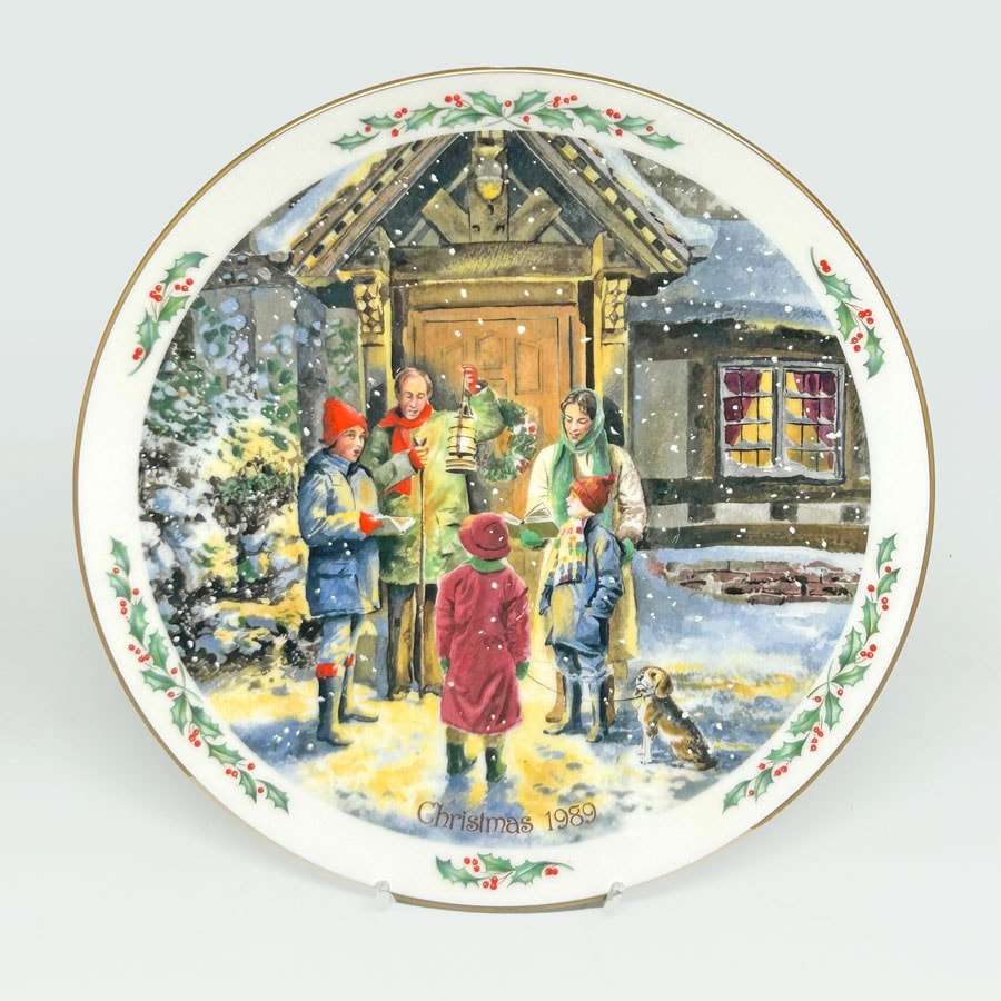 Royal Doulton Christmas Plate 1989 Carolling