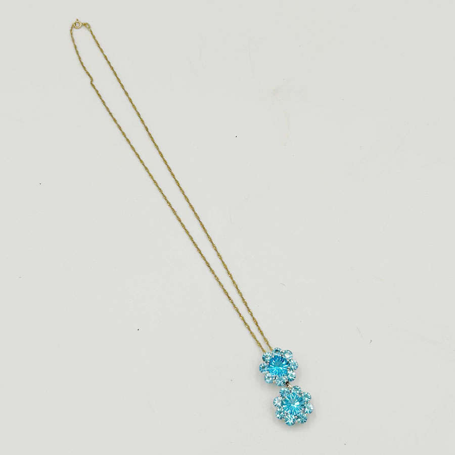 Stunning Topaz 18ct Daisy Pendant On 9ct Chain