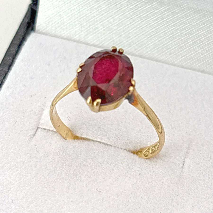 18ct Solitaire Garnet Ring