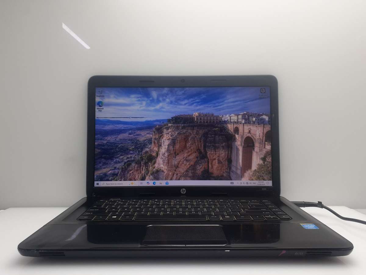 HP 2000-2d01SI "Celeron 1000M" 1.80GHz 4GB RAM 320GB HDD Cracked Casing | No Battery | Faulty Key...