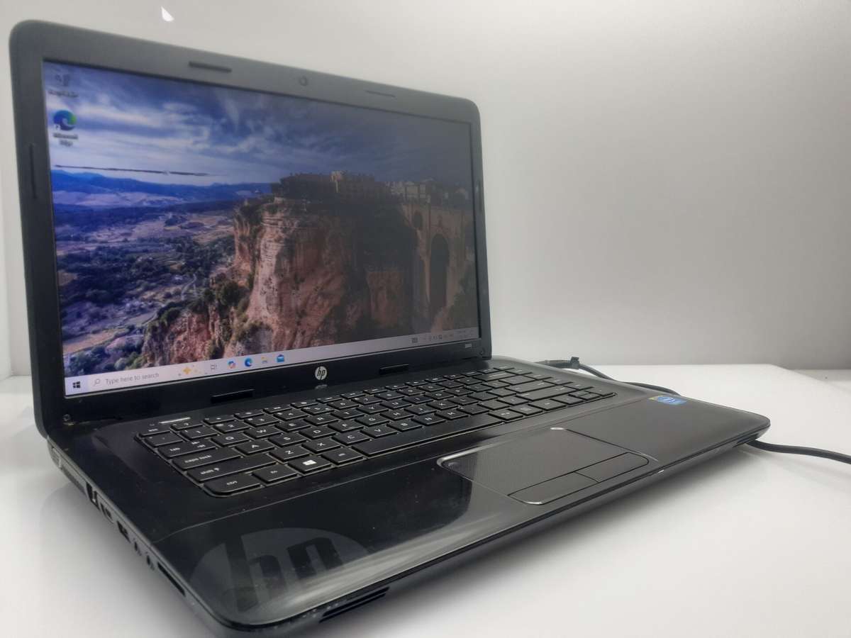 HP 2000-2d01SI "Celeron 1000M" 1.80GHz 4GB RAM 320GB HDD Cracked Casing | No Battery | Faulty Key...