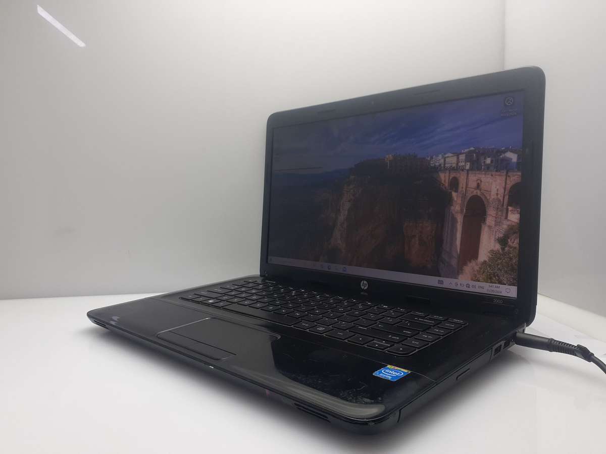 HP 2000-2d01SI "Celeron 1000M" 1.80GHz 4GB RAM 320GB HDD Cracked Casing | No Battery | Faulty Key...