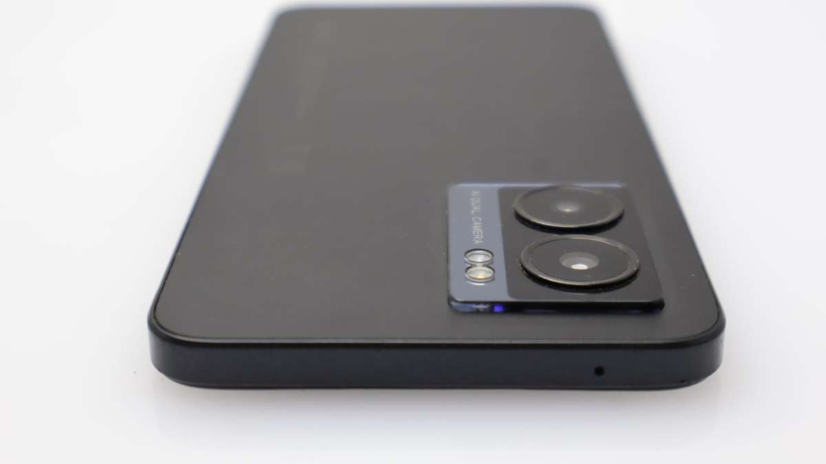 Oppo A77 128GB Dual Sim Black + 2 Secondhand Cover Bundle: R400