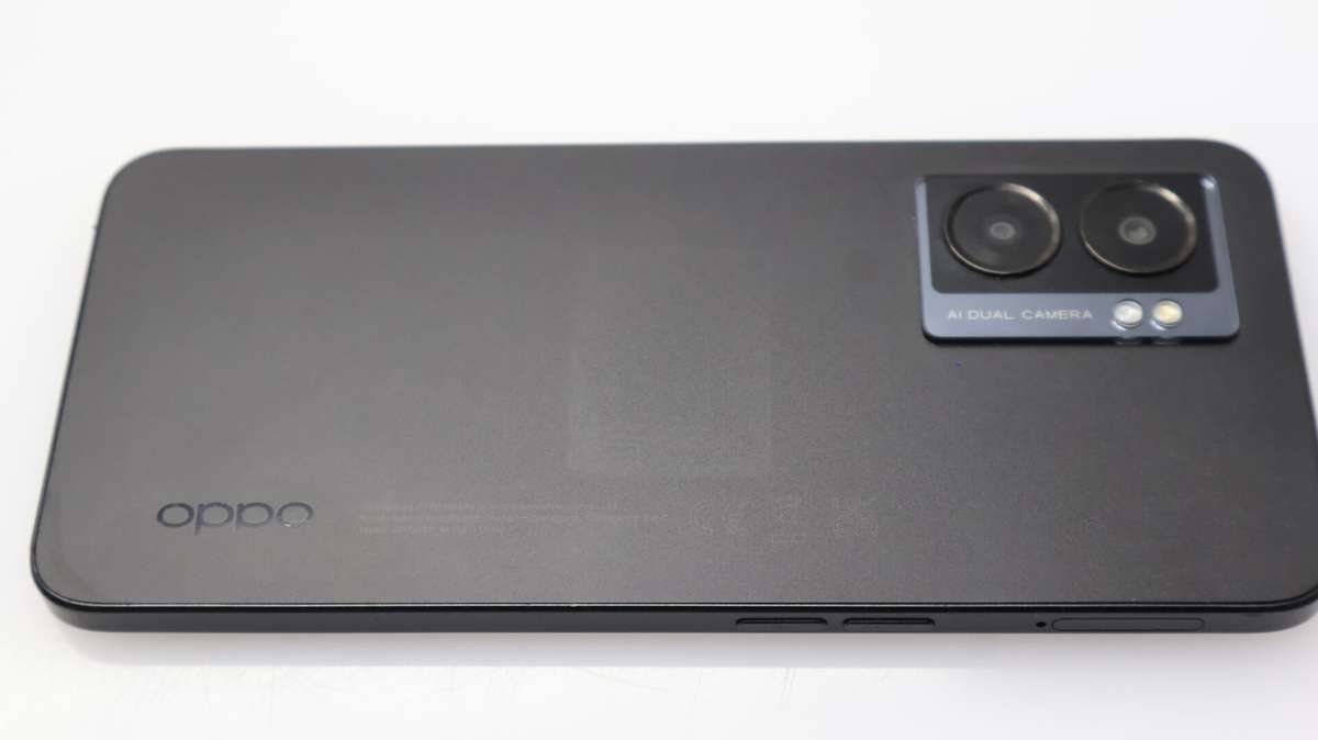Oppo A77 128GB Dual Sim Black + 2 Secondhand Cover Bundle: R400