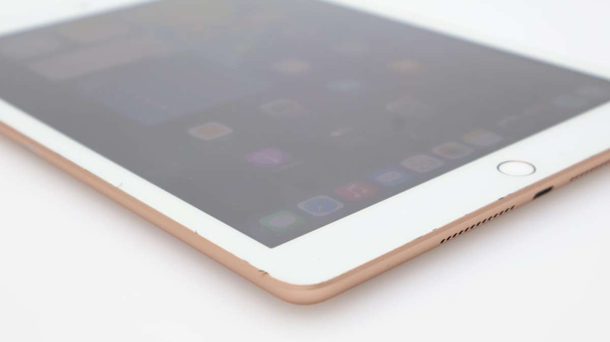 iPad 10.2" 8th Gen ( Wi-Fi/Cellular) 128GB Minor Back Light Issue Rose Gold