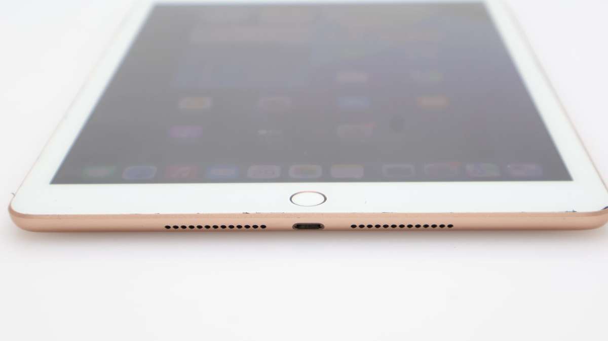iPad 10.2" 8th Gen ( Wi-Fi/Cellular) 128GB Minor Back Light Issue Rose Gold