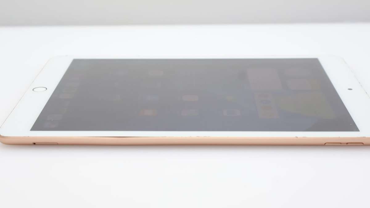 iPad 10.2" 8th Gen ( Wi-Fi/Cellular) 128GB Minor Back Light Issue Rose Gold