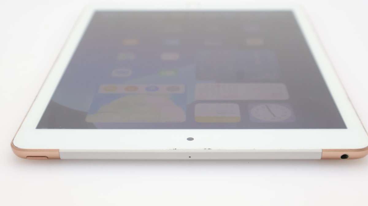 iPad 10.2" 8th Gen ( Wi-Fi/Cellular) 128GB Minor Back Light Issue Rose Gold