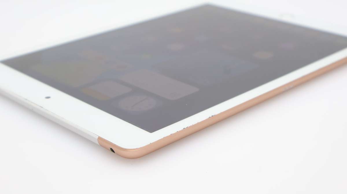iPad 10.2" 8th Gen ( Wi-Fi/Cellular) 128GB Minor Back Light Issue Rose Gold
