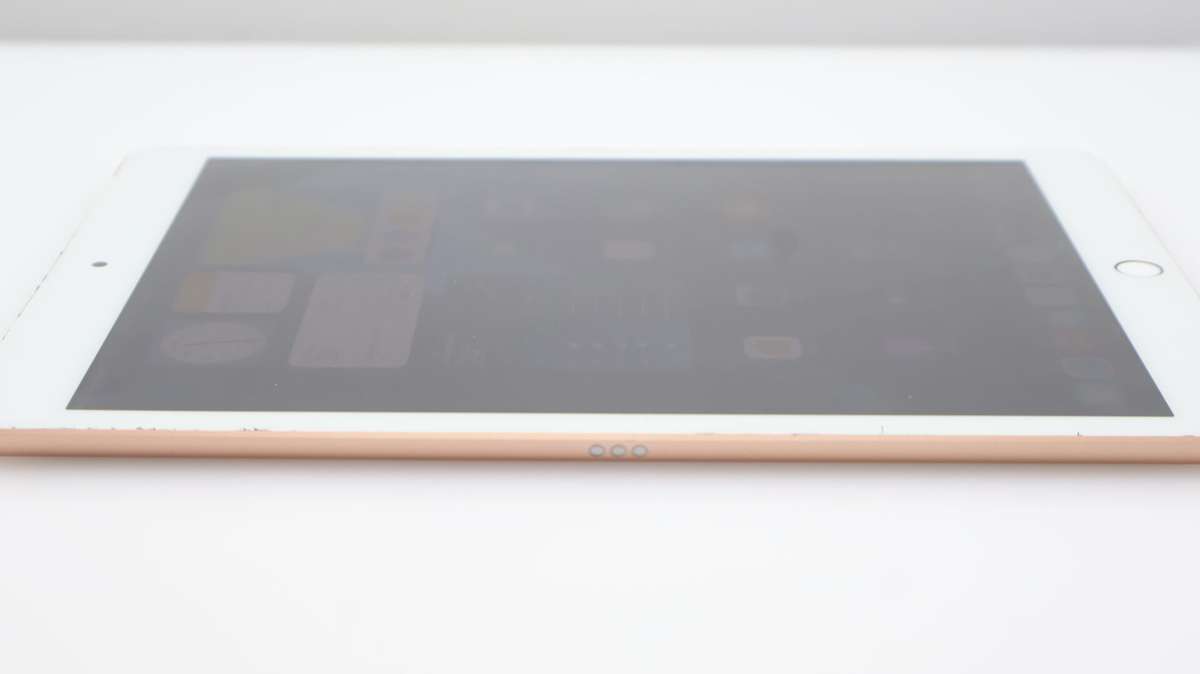 iPad 10.2" 8th Gen ( Wi-Fi/Cellular) 128GB Minor Back Light Issue Rose Gold