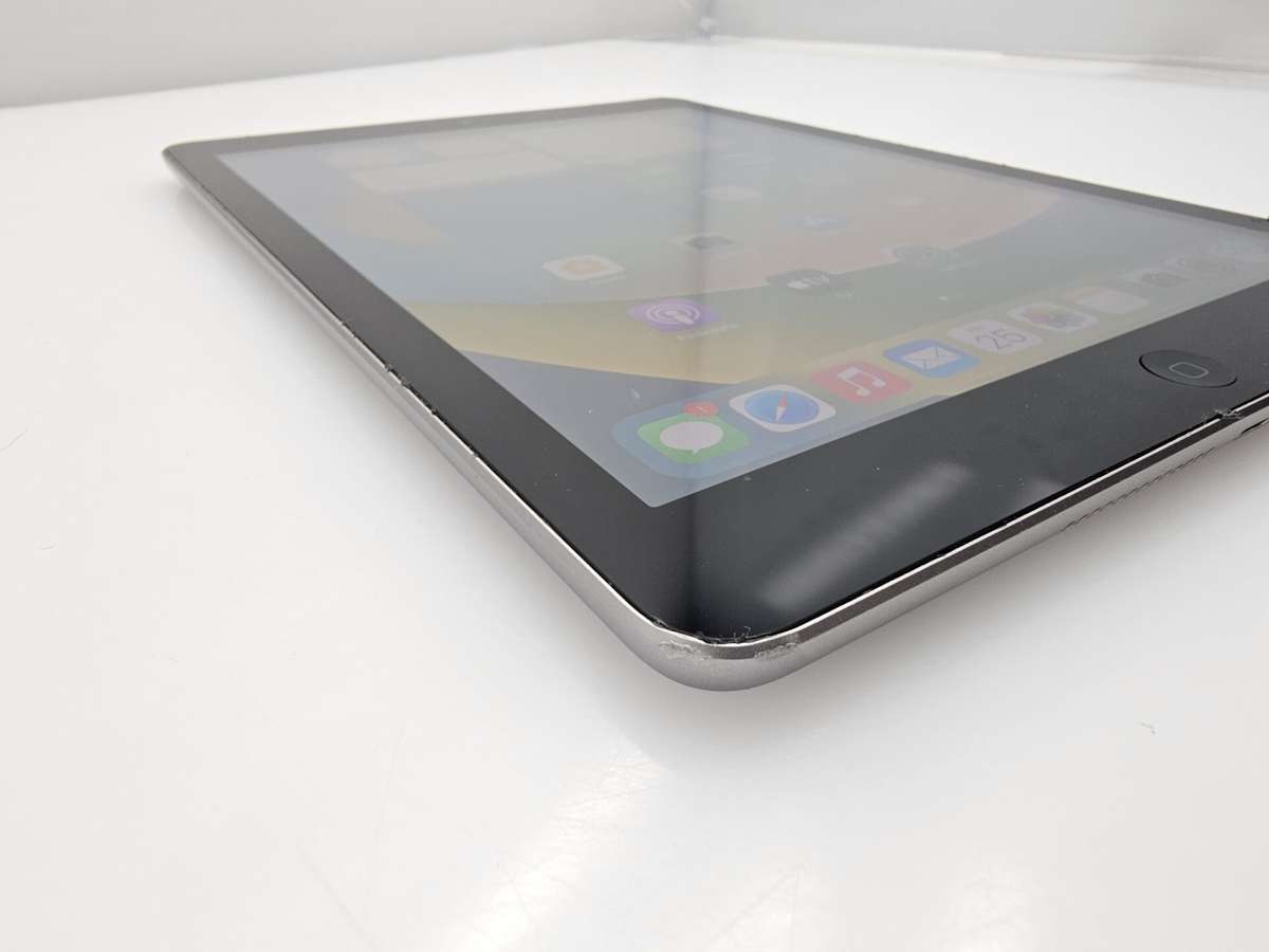 iPad 9.7" 5th Gen 32GB (Wifi Only) No Home Button No Touch ID Space Grey