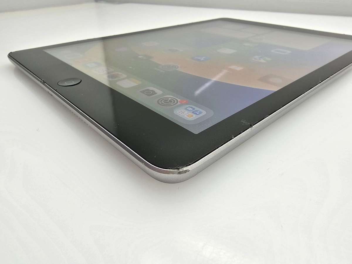 iPad 9.7" 5th Gen 32GB (Wifi Only) No Home Button No Touch ID Space Grey