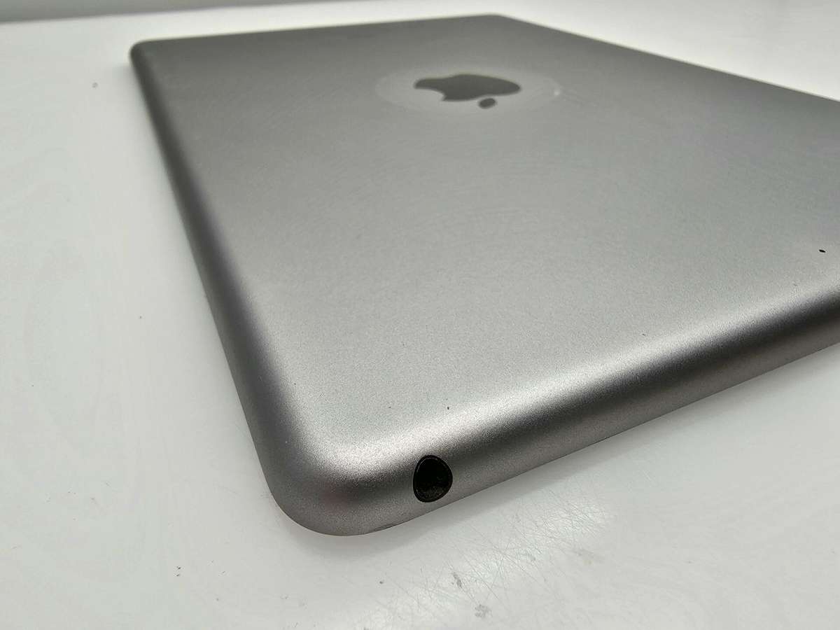 iPad 9.7" 5th Gen 32GB (Wifi Only) No Home Button No Touch ID Space Grey