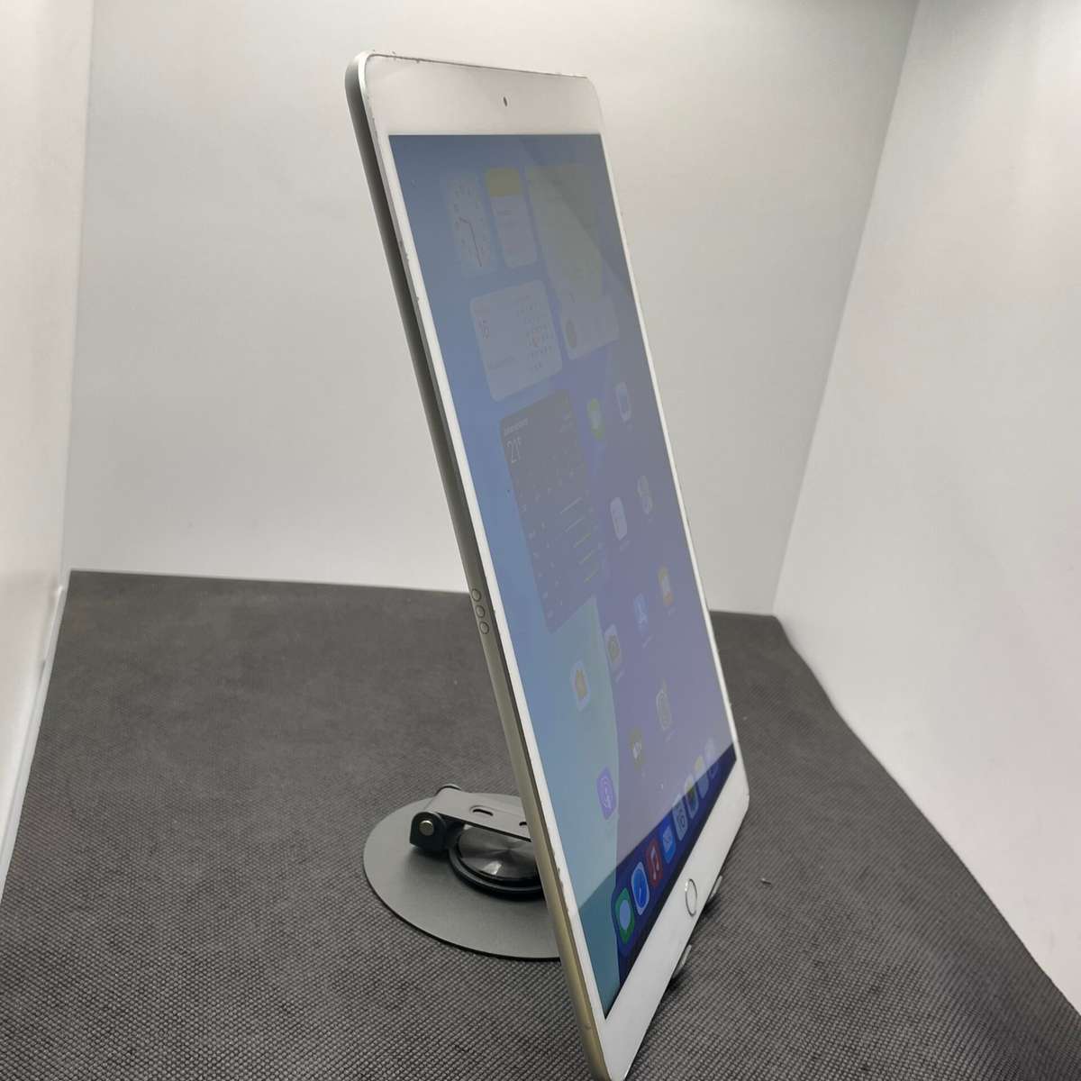 iPad Air 3rd Gen 64GB (Wi-Fi Only) Silver - Bright Spots | LCD Lines | Dim Backlight