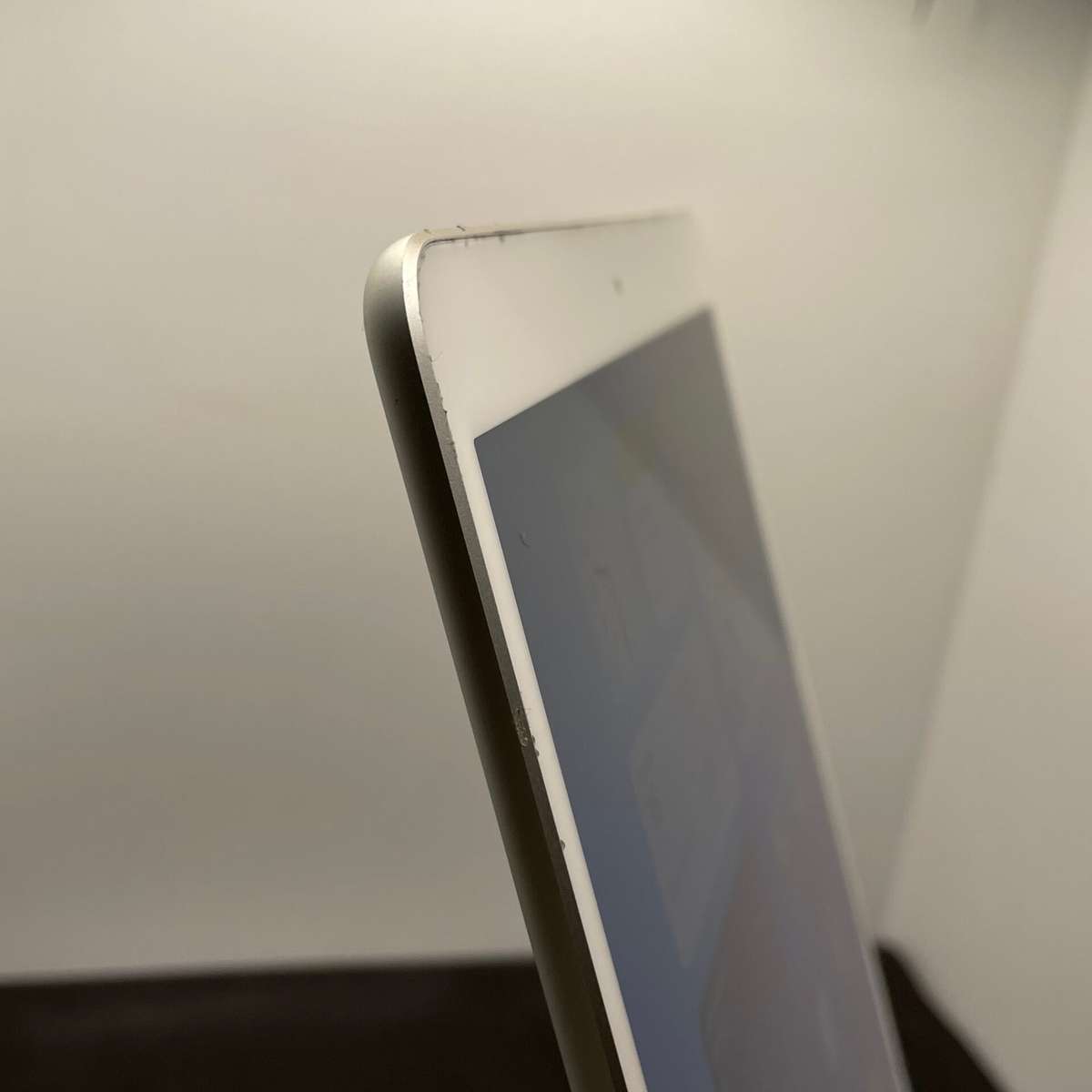 iPad Air 3rd Gen 64GB (Wi-Fi Only) Silver - Bright Spots | LCD Lines | Dim Backlight