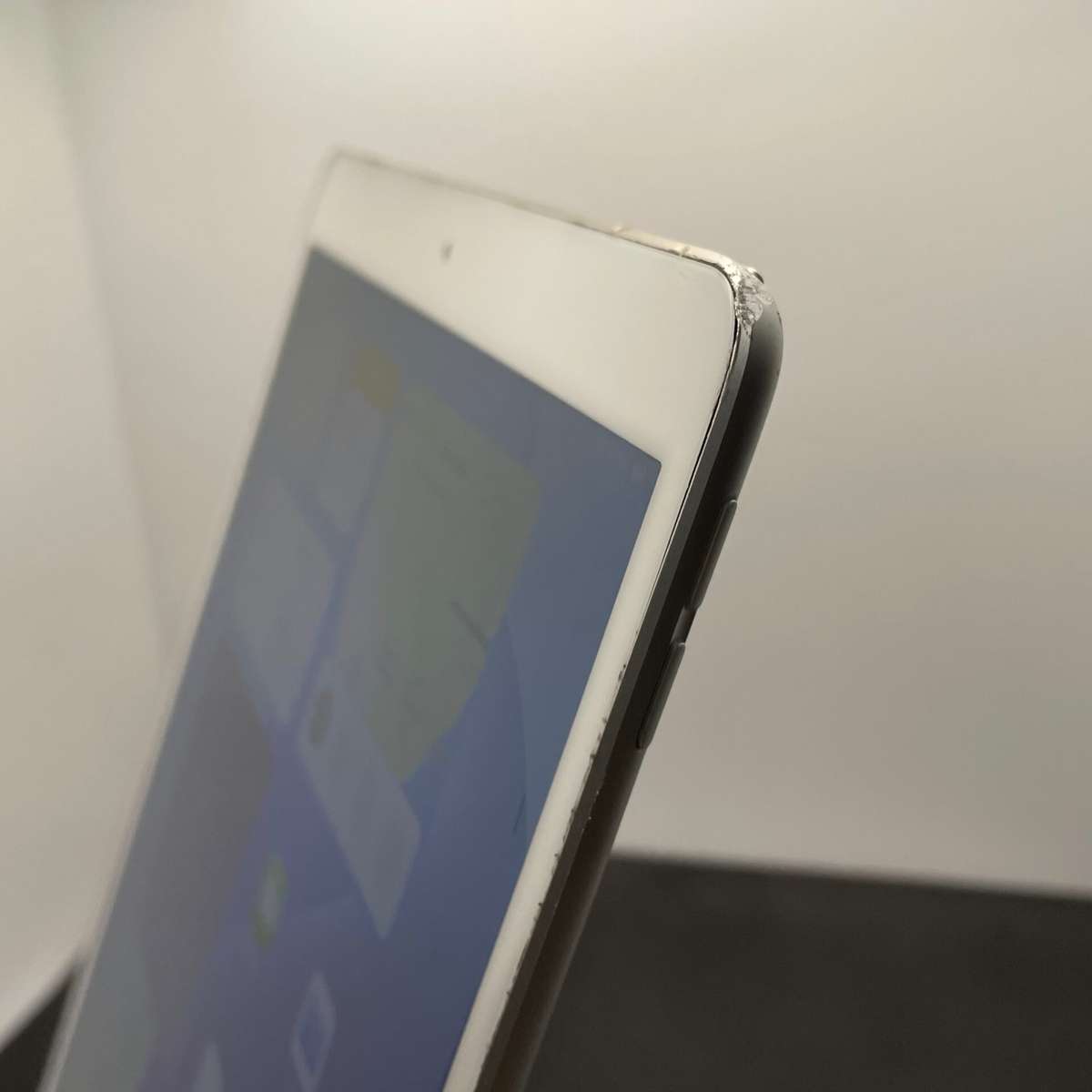 iPad Air 3rd Gen 64GB (Wi-Fi Only) Silver - Bright Spots | LCD Lines | Dim Backlight