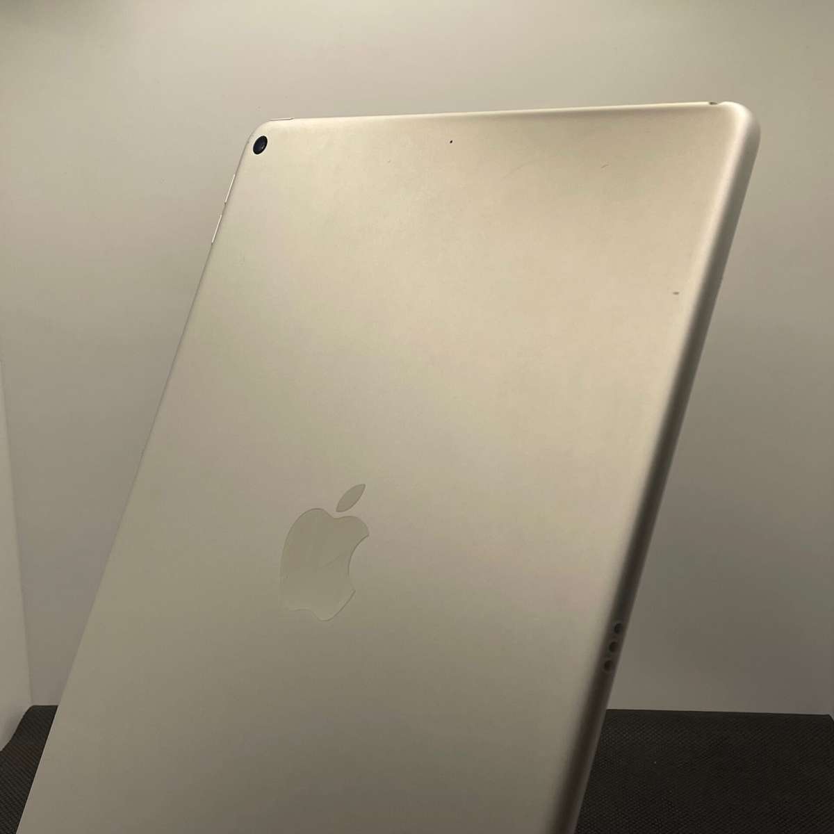 iPad Air 3rd Gen 64GB (Wi-Fi Only) Silver - Bright Spots | LCD Lines | Dim Backlight