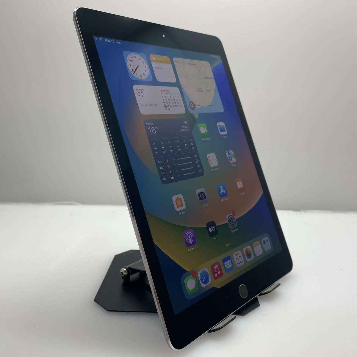 Apple iPad Pro 9.7"  1st Gen 128GB (Wi-Fi Only) Space Grey