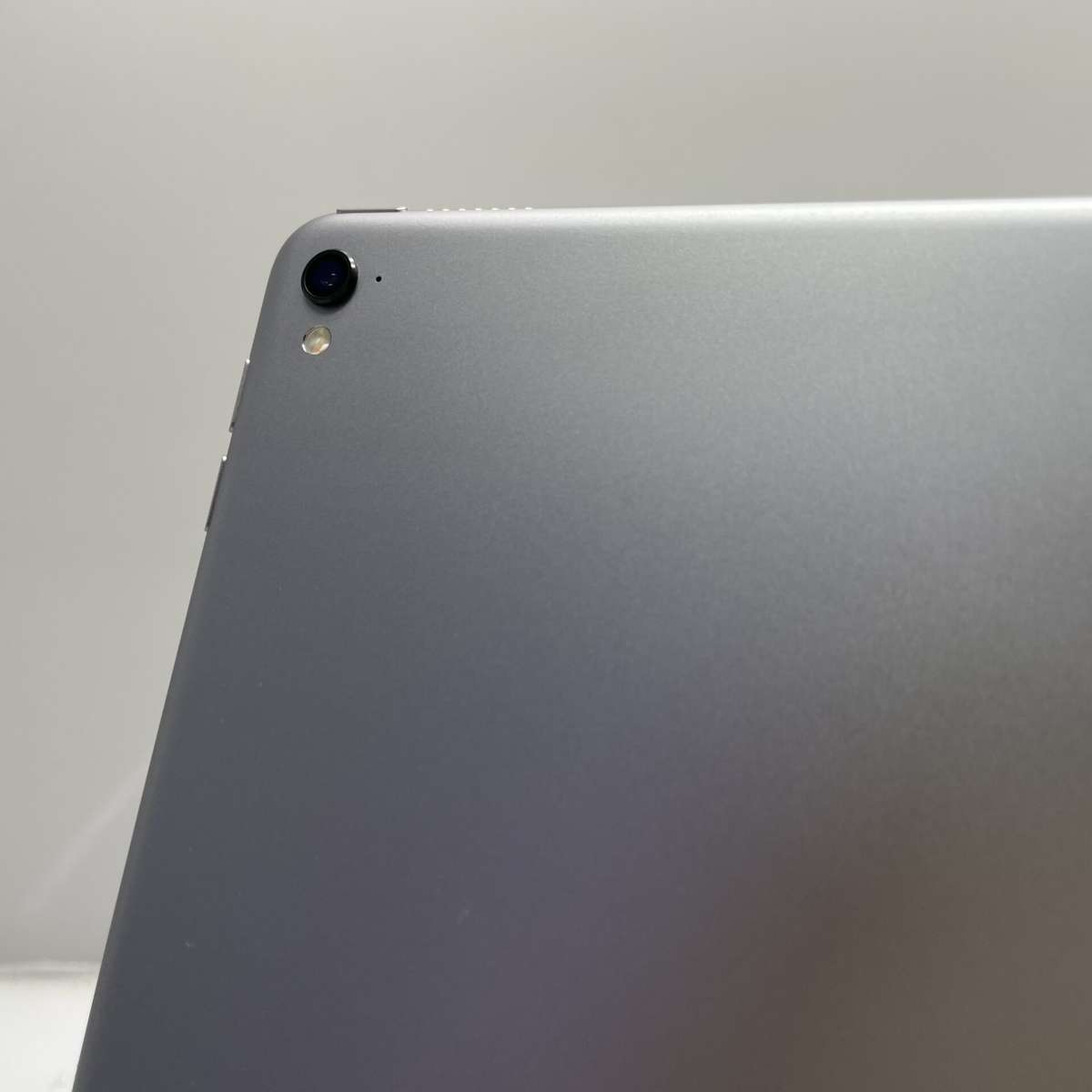 Apple iPad Pro 9.7"  1st Gen 128GB (Wi-Fi Only) Space Grey