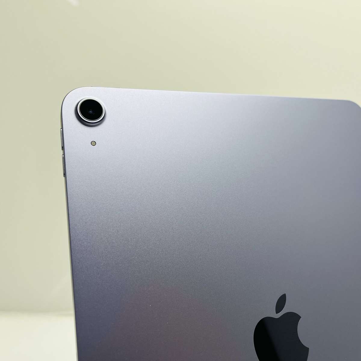 Apple iPad Air M1 5th Gen (WiFi Only) 64GB Space Grey - Bright Spots - (Grade B)