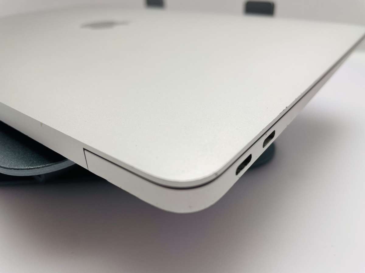 Apple MacBook Air M1 13-Inch 8 CPU/7 GPU (2020) 8GB RAM 256GB SSD Silver - (Grade B)