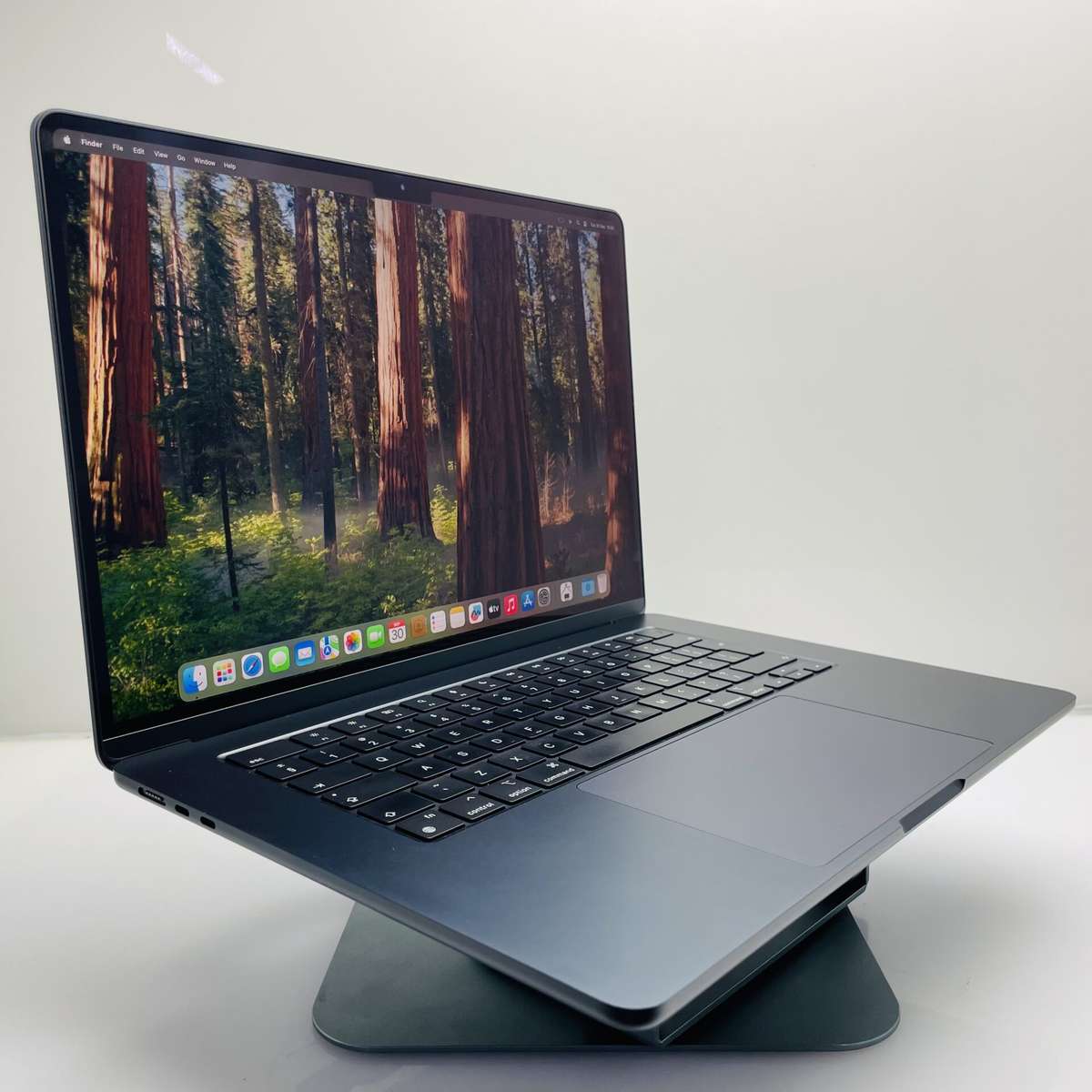 Apple Macbook Air "M3" 15-inch 8 CPU/10 GPU 8GB RAM 256GB SSD Midnight (Condition: Good)