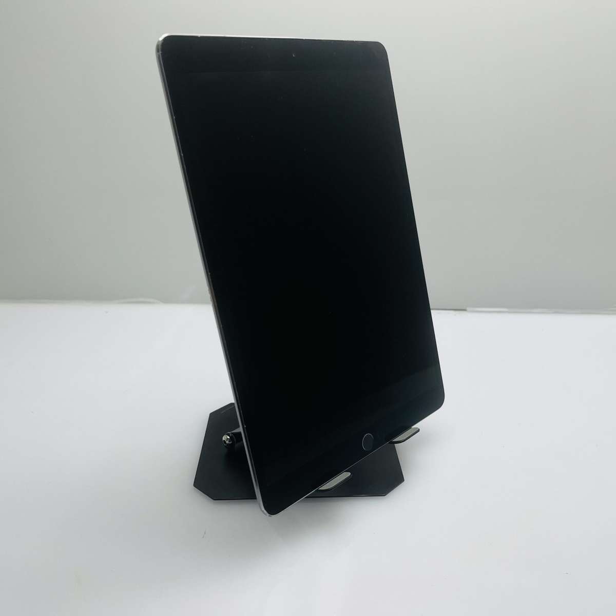 Apple iPad Pro 10.5 " (WiFi/Cell) 64GB Silver - (Grade B) - Bright Spot - No Touch ID