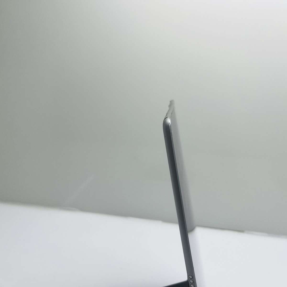 Apple iPad Pro 10.5 " (WiFi/Cell) 64GB Silver - (Grade B) - Bright Spot - No Touch ID