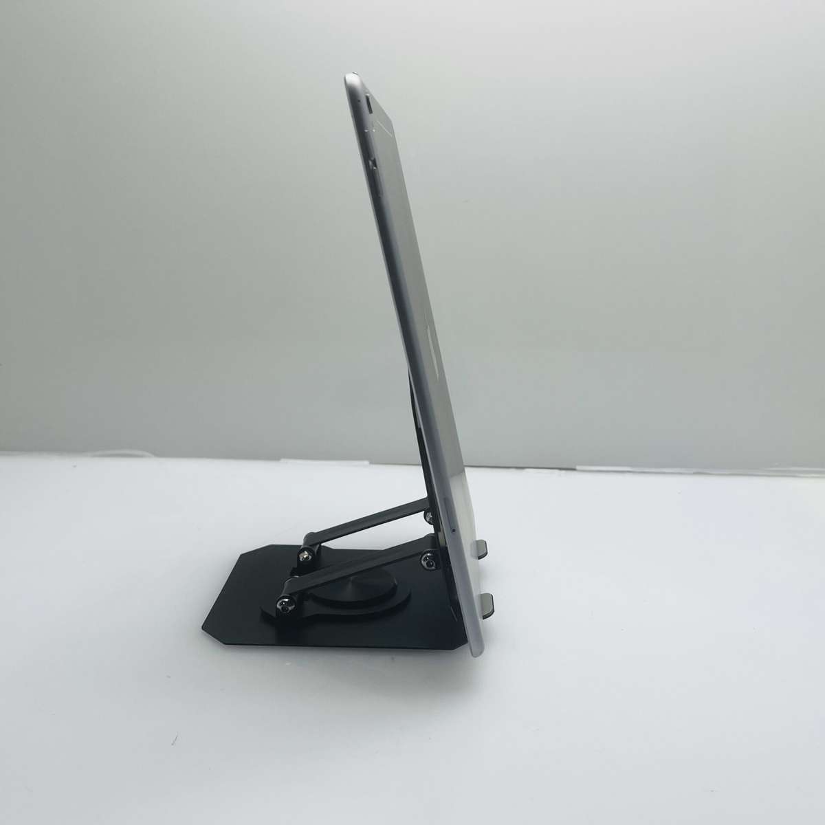 Apple iPad Pro 9.7" 1st Gen (WiFi/Cellular) 128GB Silver (Grade B) - Dim Back Light And No Touch ID