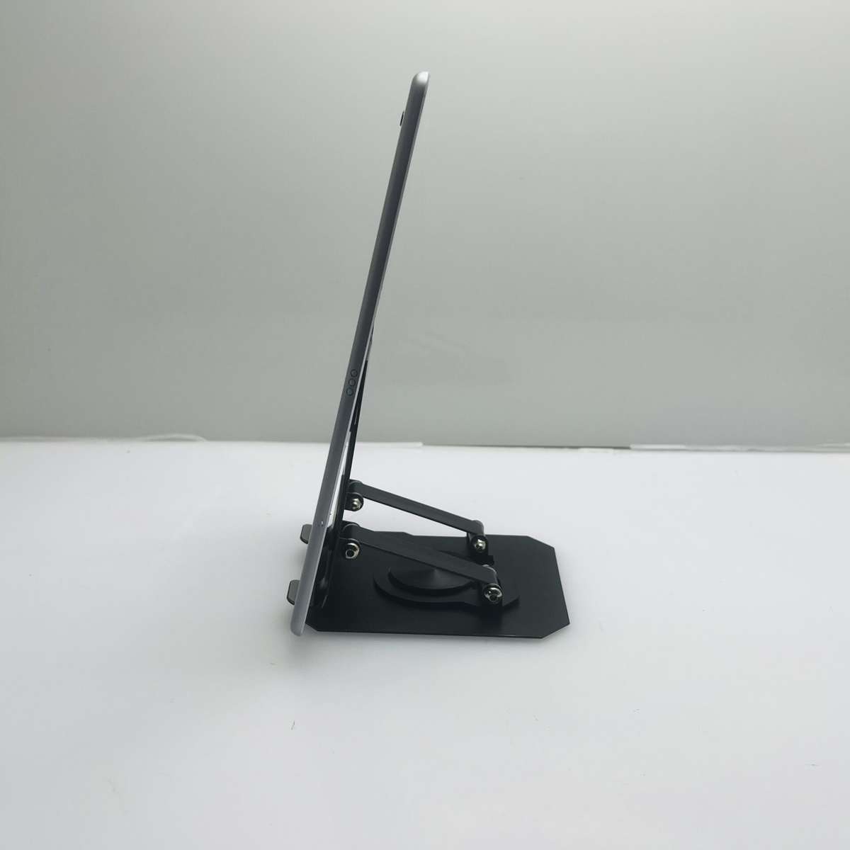 Apple iPad Pro 9.7" 1st Gen (WiFi/Cellular) 128GB Silver (Grade B) - Dim Back Light And No Touch ID