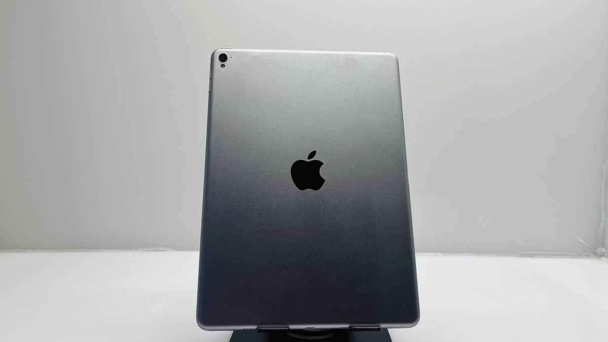 Apple iPad Pro 9.7 1st Gen (WiFi Only) 32GB Silver (Grade B) - No Touch ID