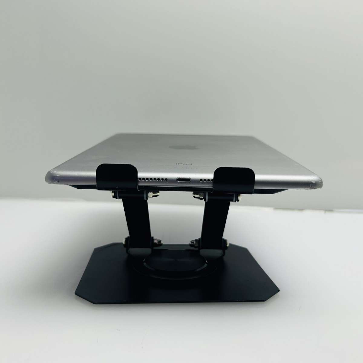 Apple iPad 9.7 6th Gen (WiFi/Cellular) 32GB Space Gray (Grade B) - No Touch ID