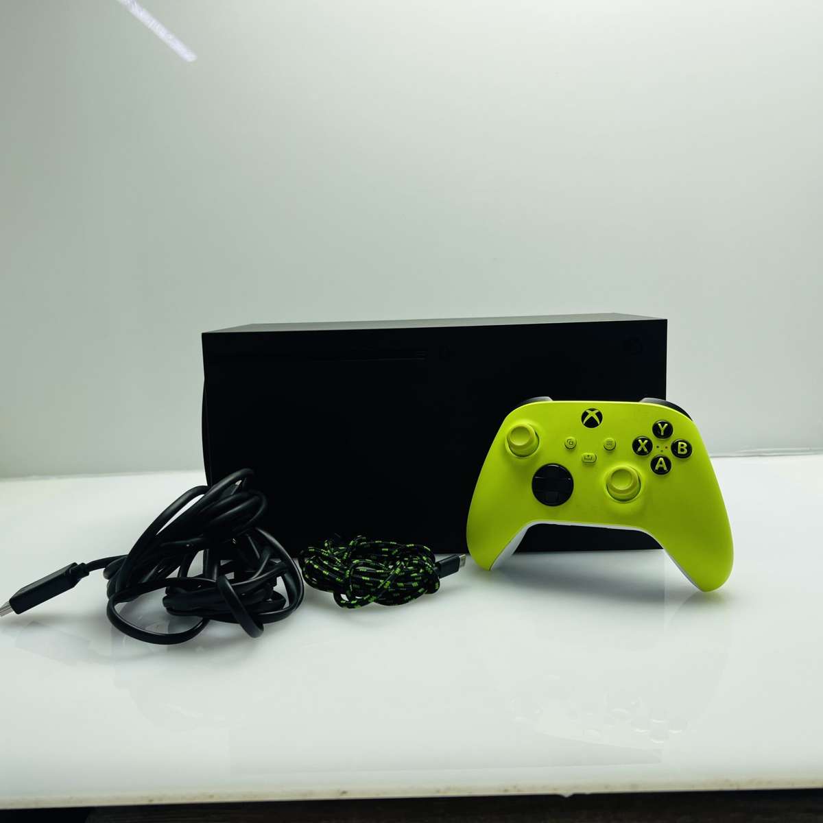 Microsoft Xbox Series X 1TB Black + 1 Controller + 1 Power Cable + 1 HDMI Cable (Grade B)