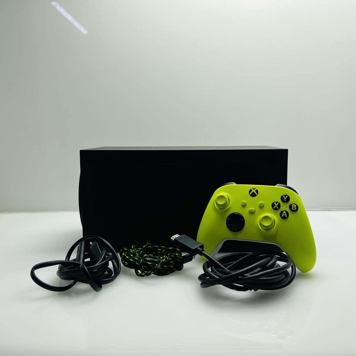 Microsoft Xbox Series X 1TB Black + 1 Controller + 1 Power Cable + 1 HDMI Cable (Grade B)