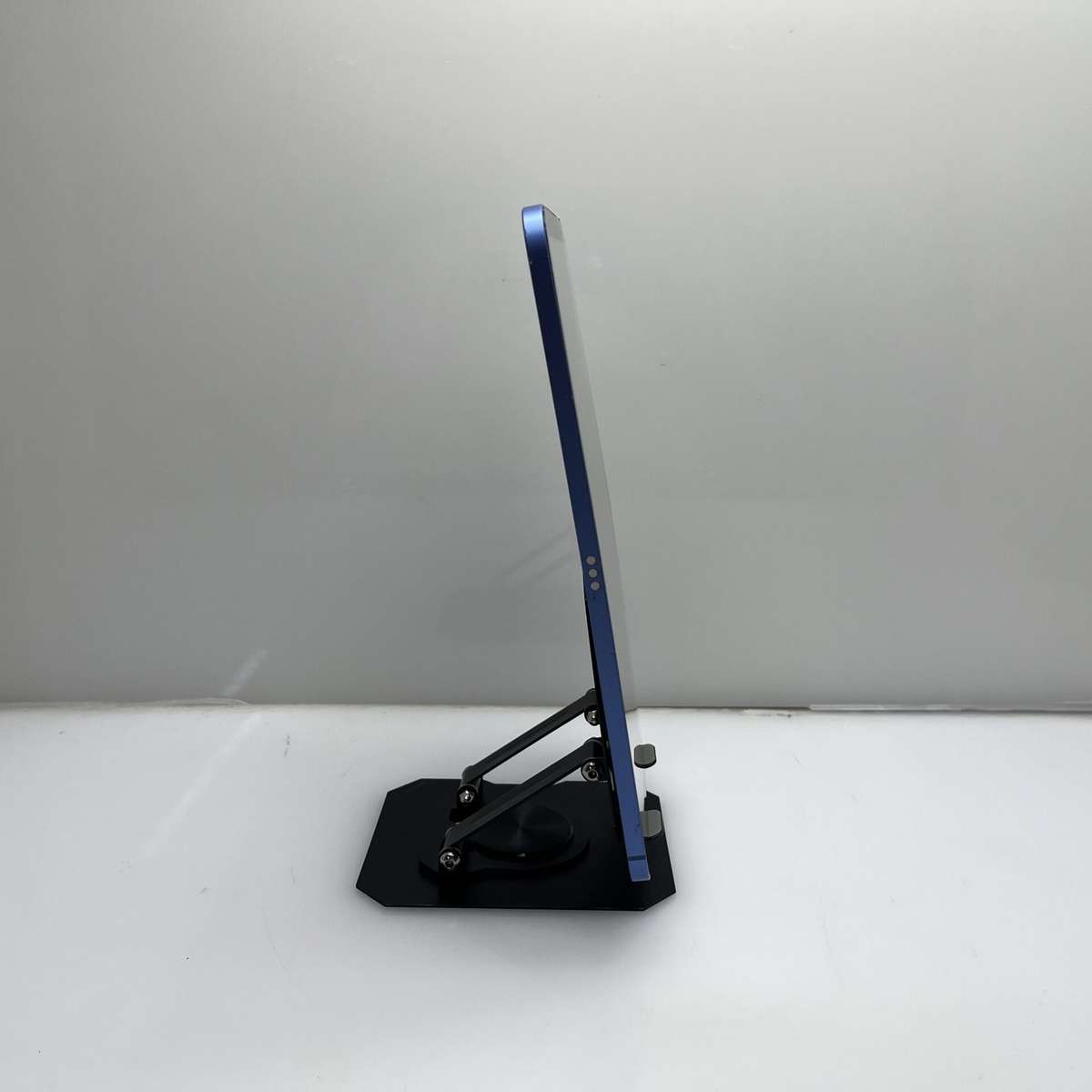 Apple iPad 10.9" 10th Gen (Wifi/Cellular) 64GB Blue - (Grade B) Bent Casing