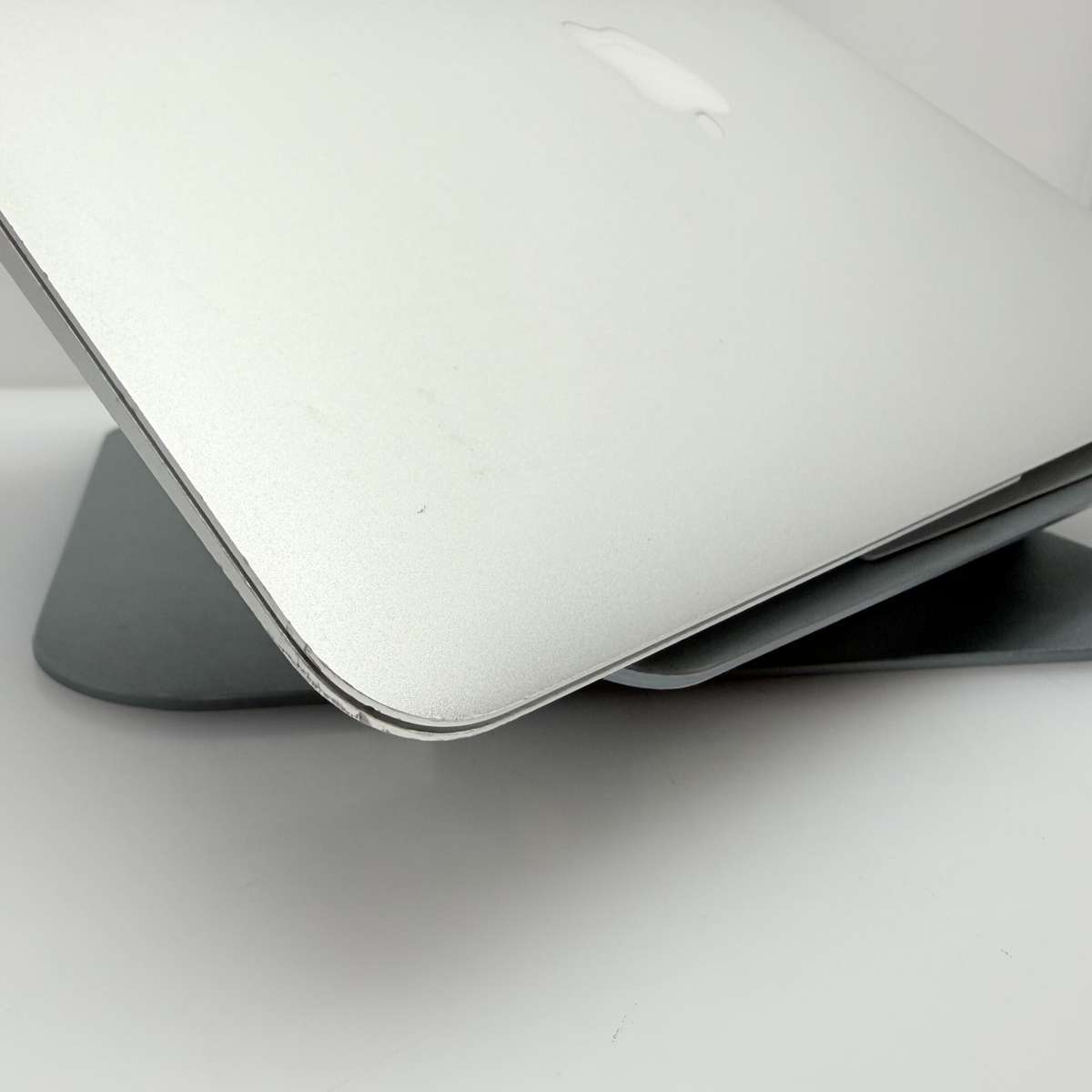 Apple Macbook Air 13-inch Core i5 1.8GHz (2017) 8GB RAM 128GB SSD Silver (Condition: Fair)