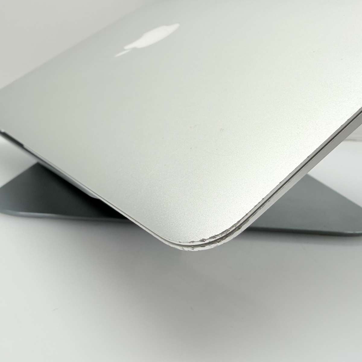 Apple Macbook Air 13-inch Core i5 1.8GHz (2017) 8GB RAM 128GB SSD Silver (Condition: Fair)